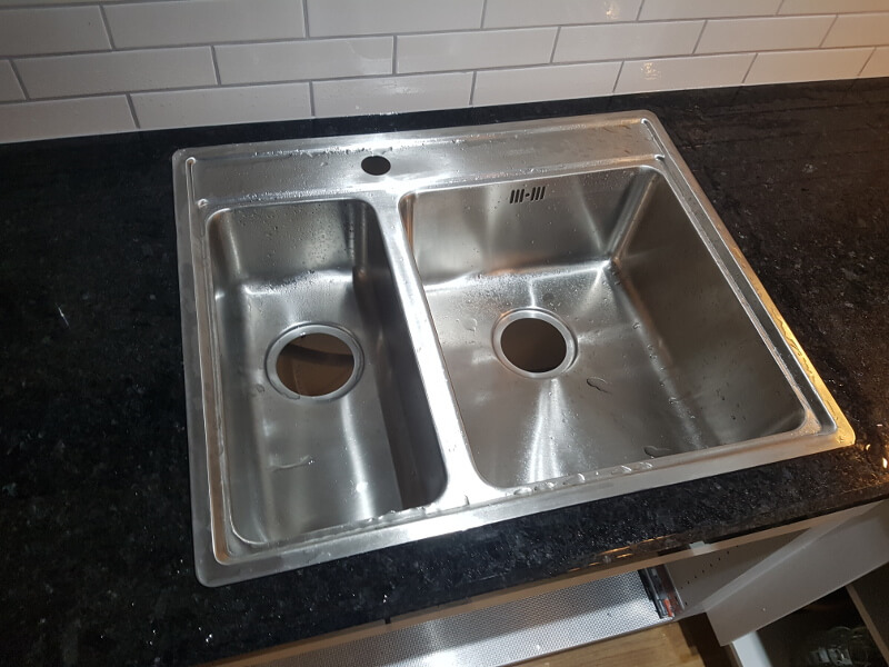 planmonterad-håltagning-diskbänk angola black 30mm