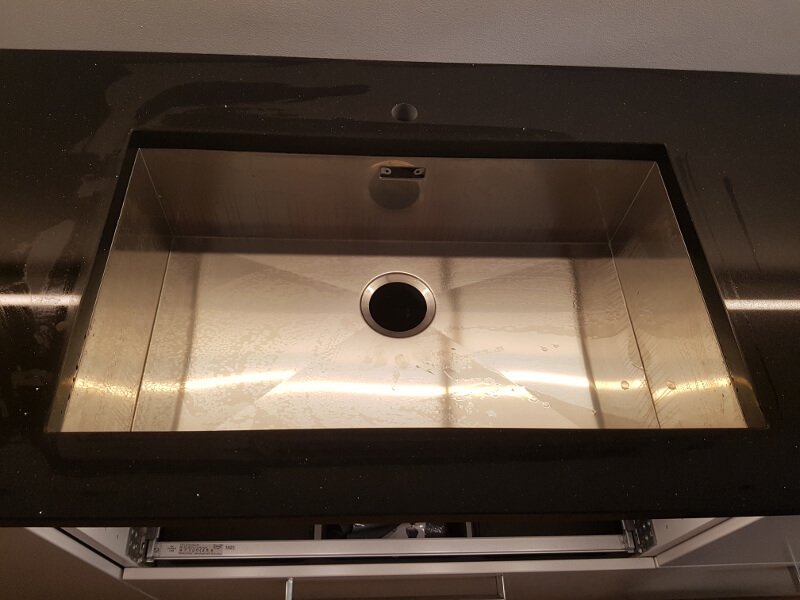 Undermonterad håltagning brilliant black 30mm polerad