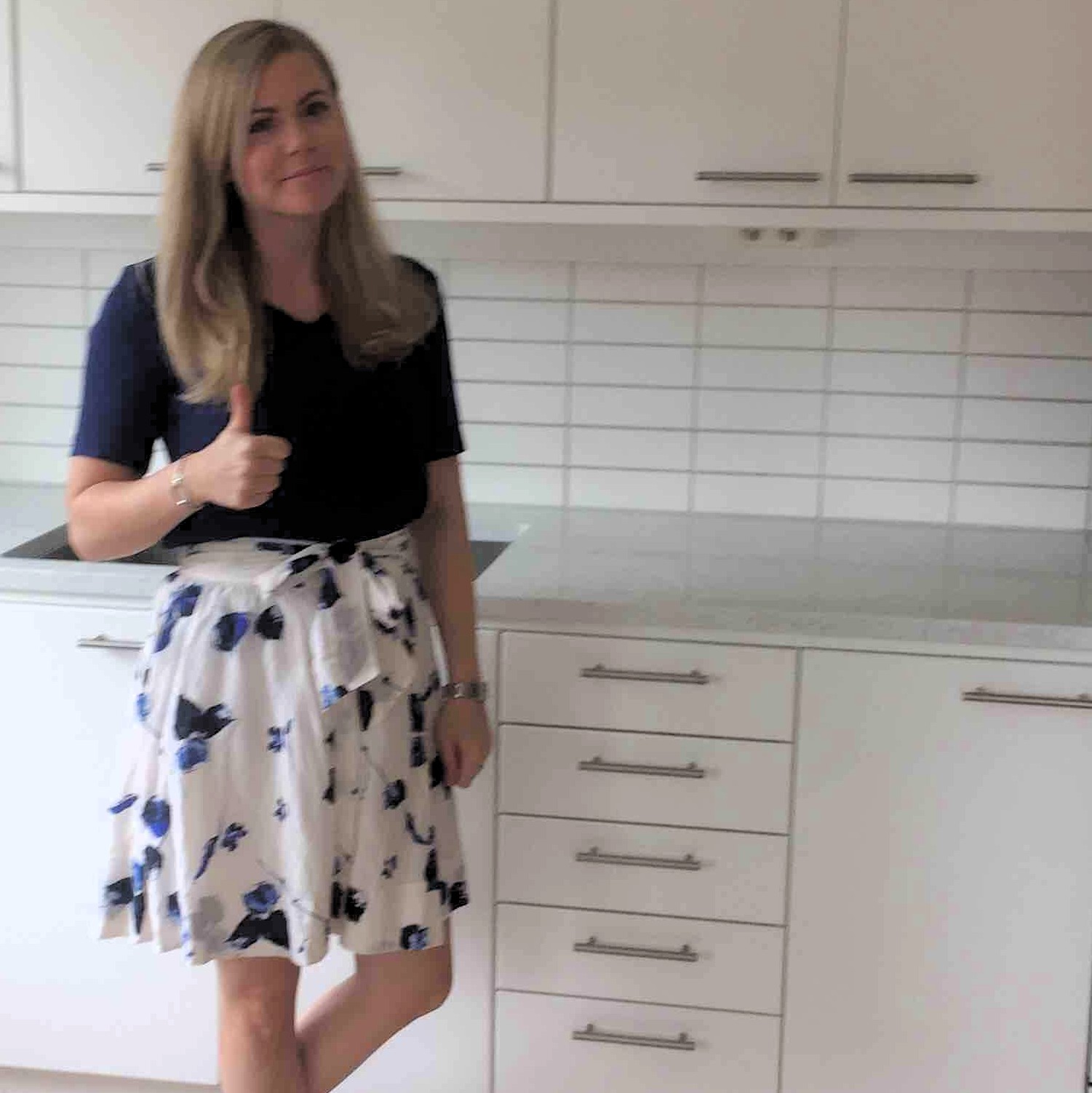 Nöjd kund med vit carrara